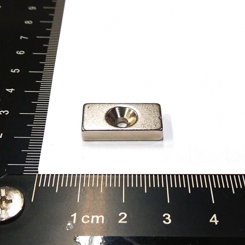 L20x10x4mmT-中沉孔D6.5/2.9mm(大孔N極)-燒結釹鐵硼磁鐵