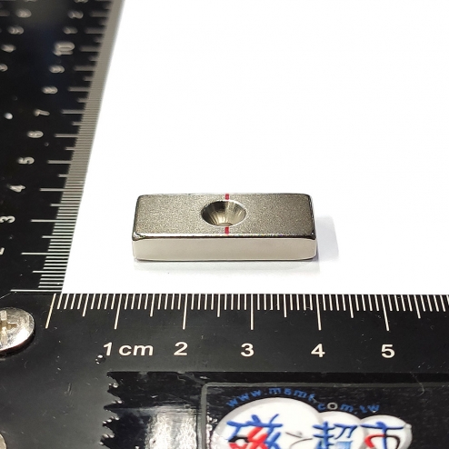 超強釹鐵硼磁鐵-方形帶沉頭孔L30x12.2x5.5-D6.2-3.2-N紅線