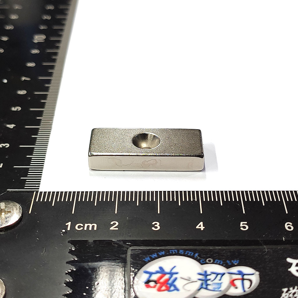超強釹鐵硼磁鐵-方形帶沉頭孔L30x12.2x5.5-D6.2-3.2-大孔S極-N紅線