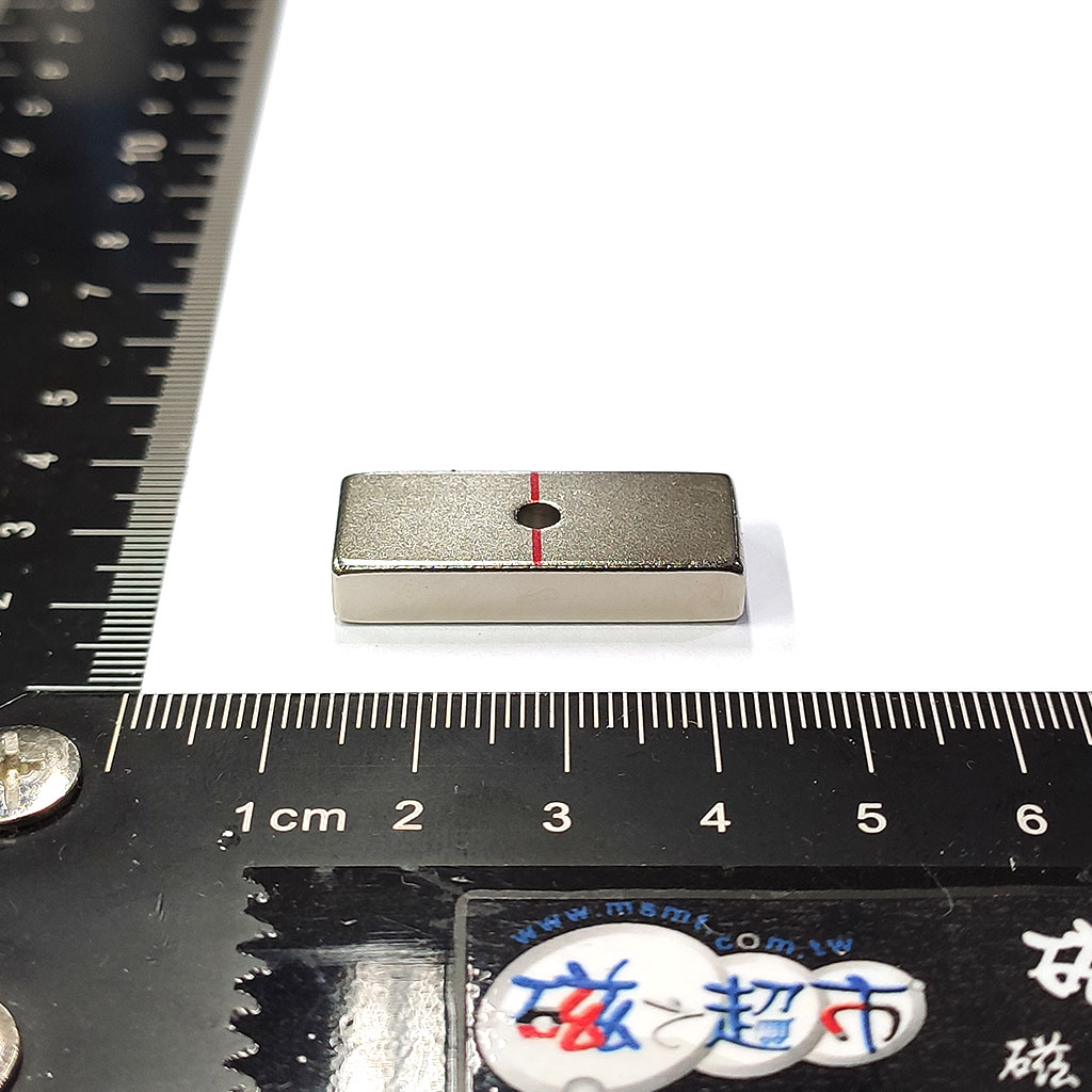 超強釹鐵硼磁鐵-方形帶沉頭孔L30x12.2x5.5-D6.2-3.2-大孔S極-N紅線