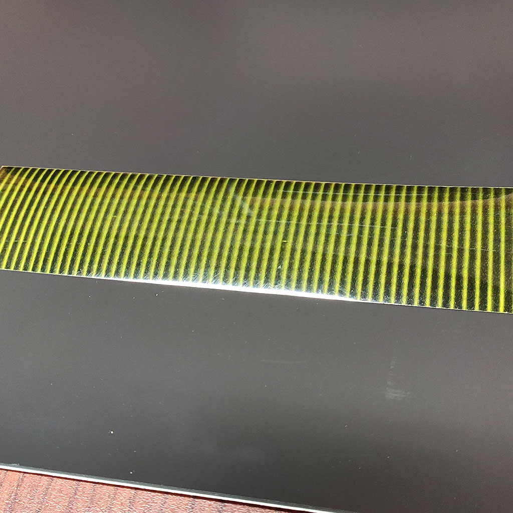 軟性橡膠磁鐵-L600x300x1+TAPE-RM1-從上方藉由磁波卡觀看磁極分佈 (白線為NS極分隔線)