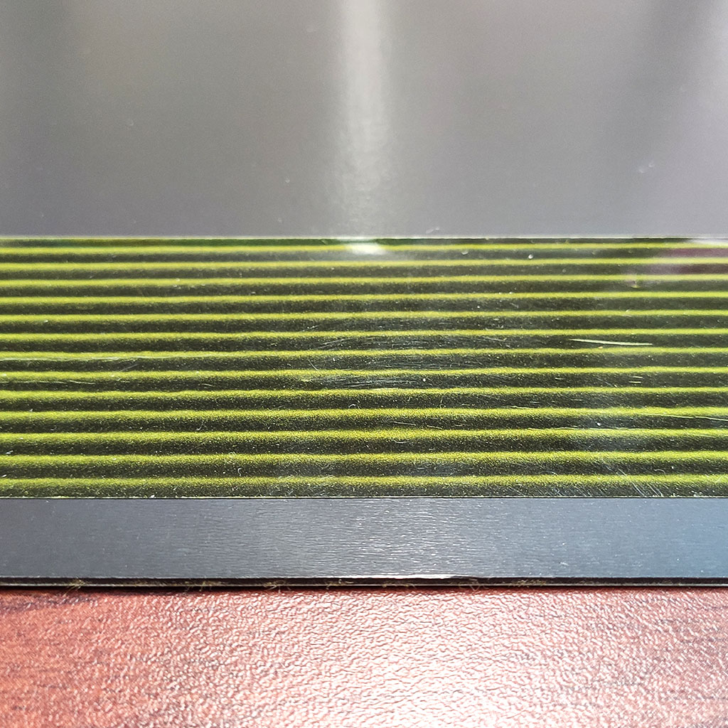軟性橡膠磁鐵-L600x300x1+TAPE-RM2-從上方藉由磁波卡觀看磁極分佈 (白線為NS極分隔線)