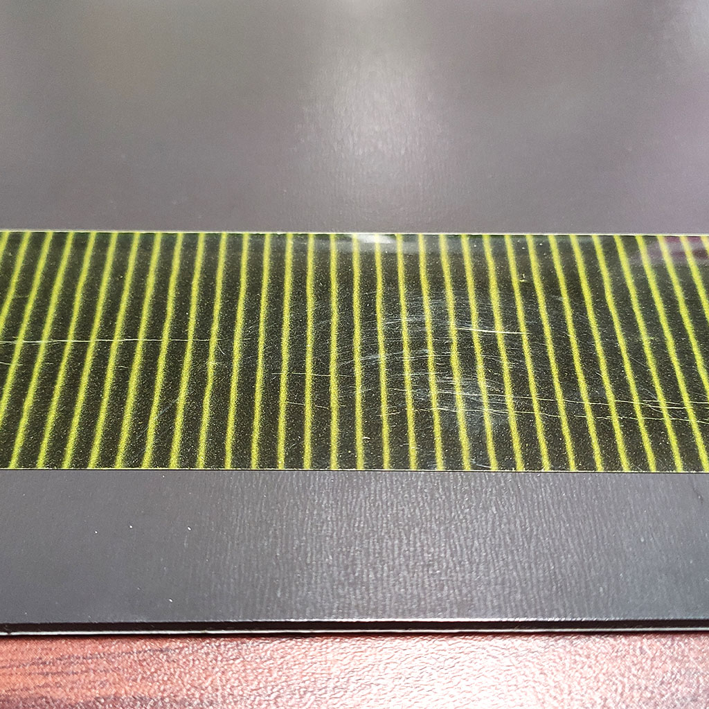 軟性橡膠磁鐵-L600x300x1.5+TAPE-RM2-從上方藉由磁波卡觀看磁極分佈 (白線為NS極分隔線)