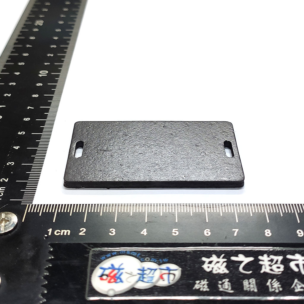 軟性橡膠磁鐵-L65x36x3+TAPE-RM2-兩邊有洞-吸附面
