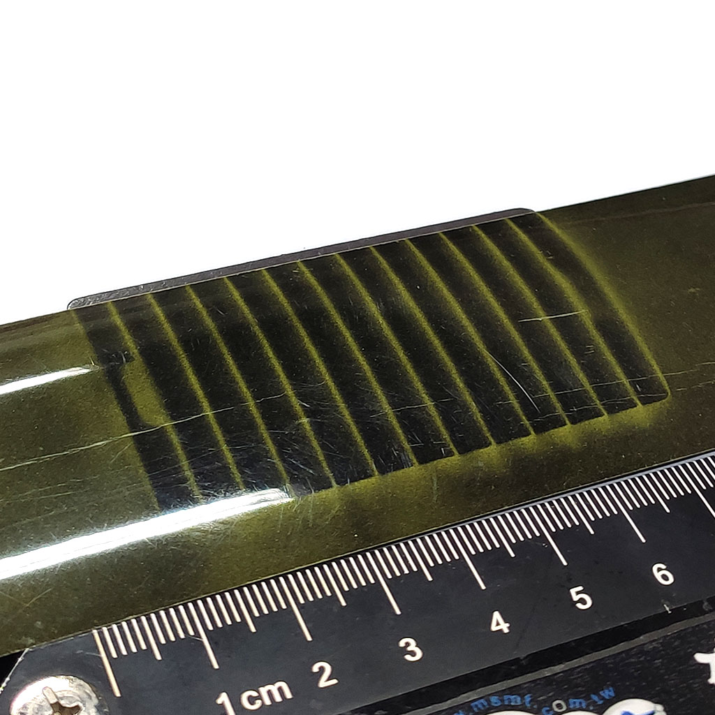 軟性橡膠磁鐵-L65x36x3+TAPE-RM2-兩邊有洞-磁波卡觀看磁極分佈